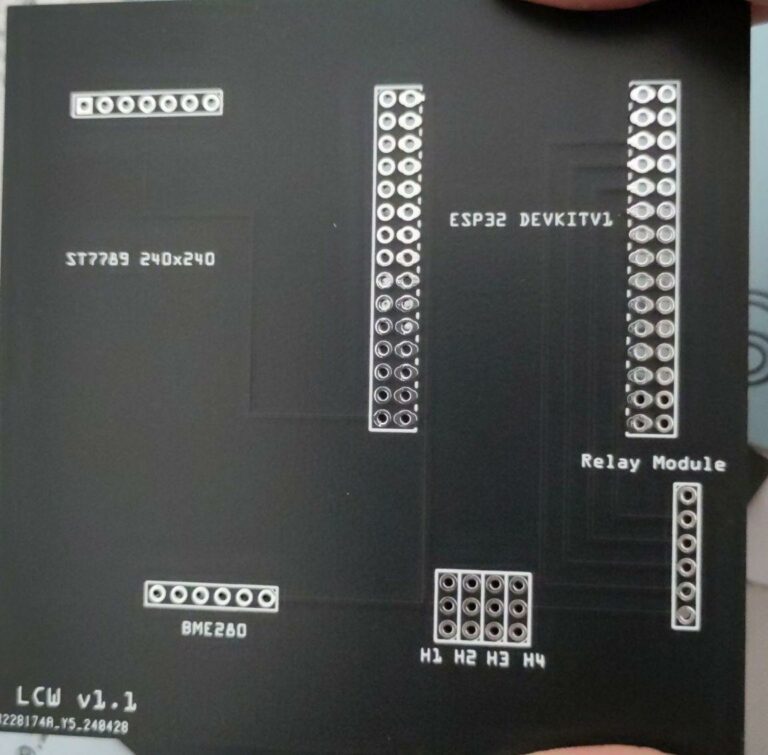 Fertige Platine mit Anschlüssen für ein ESP32 DEVKITv1, ST7789 Display, BME280 Sensor, Relay Modul sowie 4 Bodenfeuchtigkeitssensoren